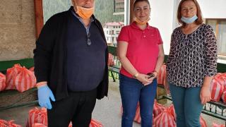 Почетният ни консул в Конго и Диляна Попова раздават продукти от първа необходимост