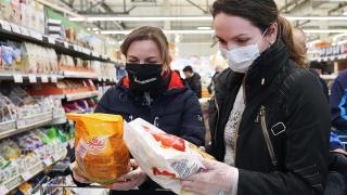 Китайски вирусолог: COVID-19 се задържа върху тези храни до 3 месеца
