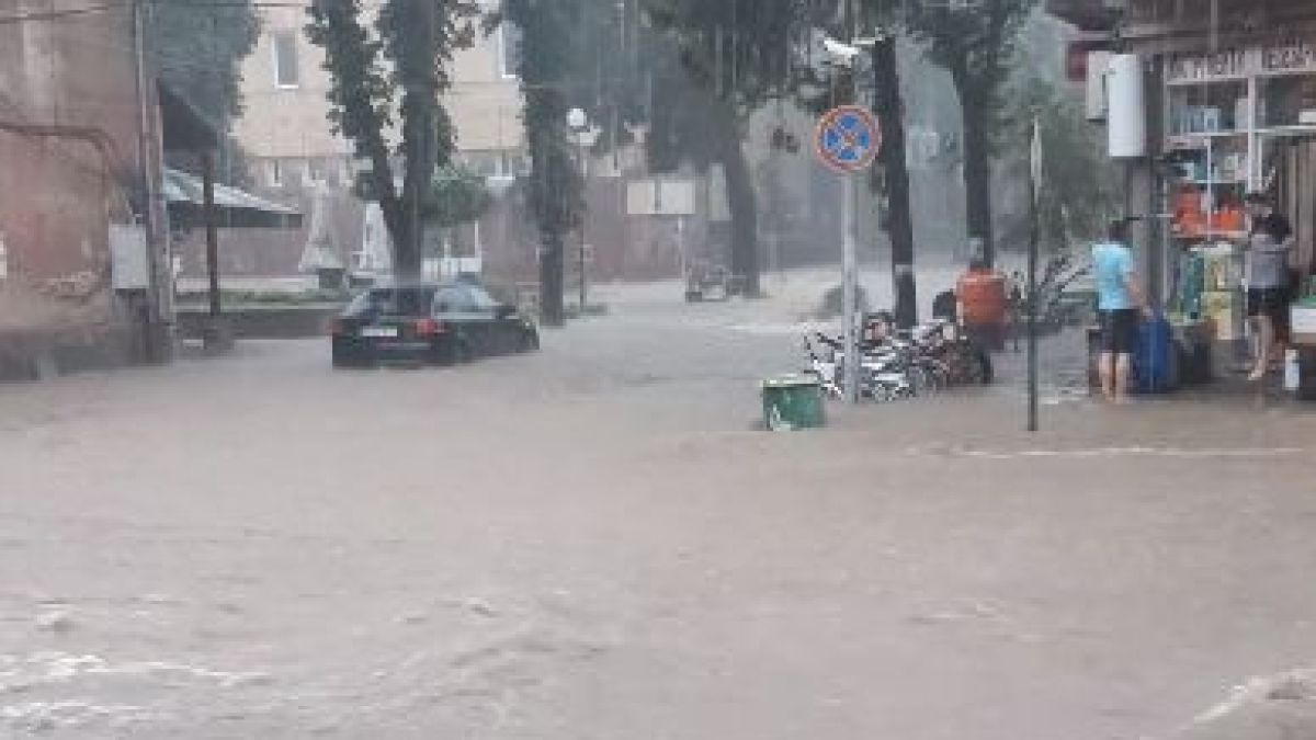 Червен бряг е под вода! Стихията влачи коли, пълни с хора! Зрелищни ВИДЕА