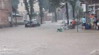 Червен бряг е под вода! Стихията влачи коли, пълни с хора! Зрелищни ВИДЕА