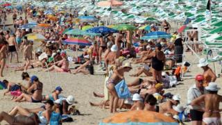 Туристи съветват как да си опазите телефона и парите, докато сте на плажа
