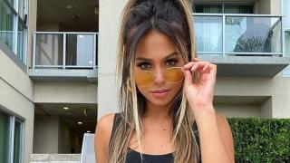 Моделка се показа с толкова изрязан бански, че и феновете ѝ се отвратиха СНИМКИ