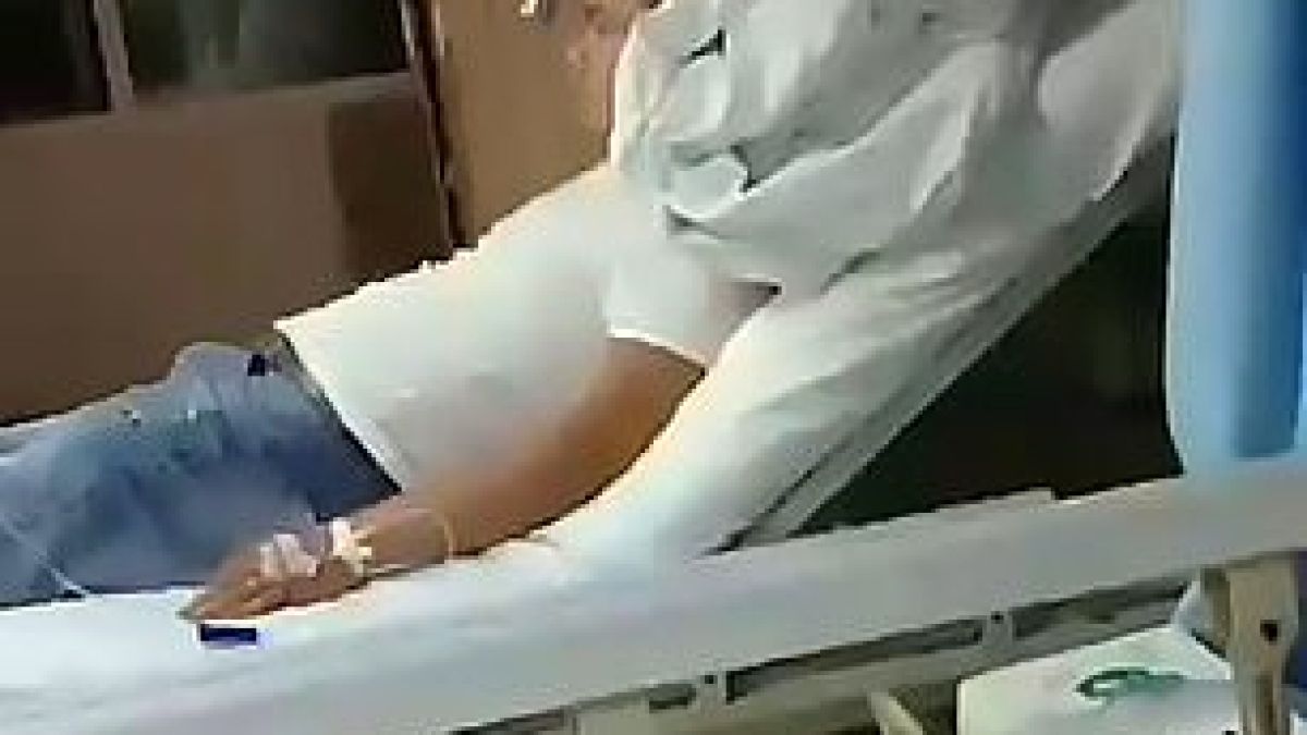 Мъж се сби, забиха му сатър в челото и така той сам отиде в болницата ВИДЕО 