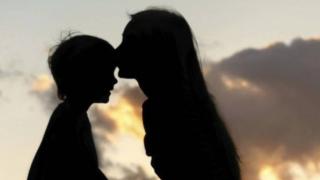 Дали не е прекалено? В Италия глобяват с 400 евро, ако майка прегърне детето си