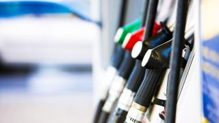 Тайната падна: Стана ясно защо бутилката побира повече газ на бензиностанцията