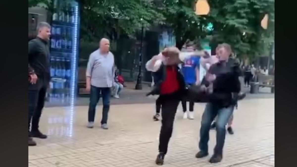 Чужденци стъписани от свиреп бой с нунджако на "Витошка" ВИДЕО