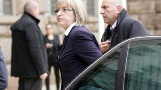 Цачева продължава да ползва охрана и кола на НСО