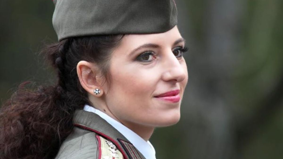 От ВМА пуснаха СНИМКА на красивата майор д-р Весела Михнева и обявиха...