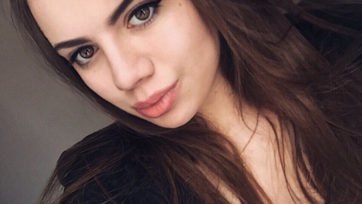 Красавица в ултра къса пола си показа най-милото, бутайки мощна кола ВИДЕО 18+