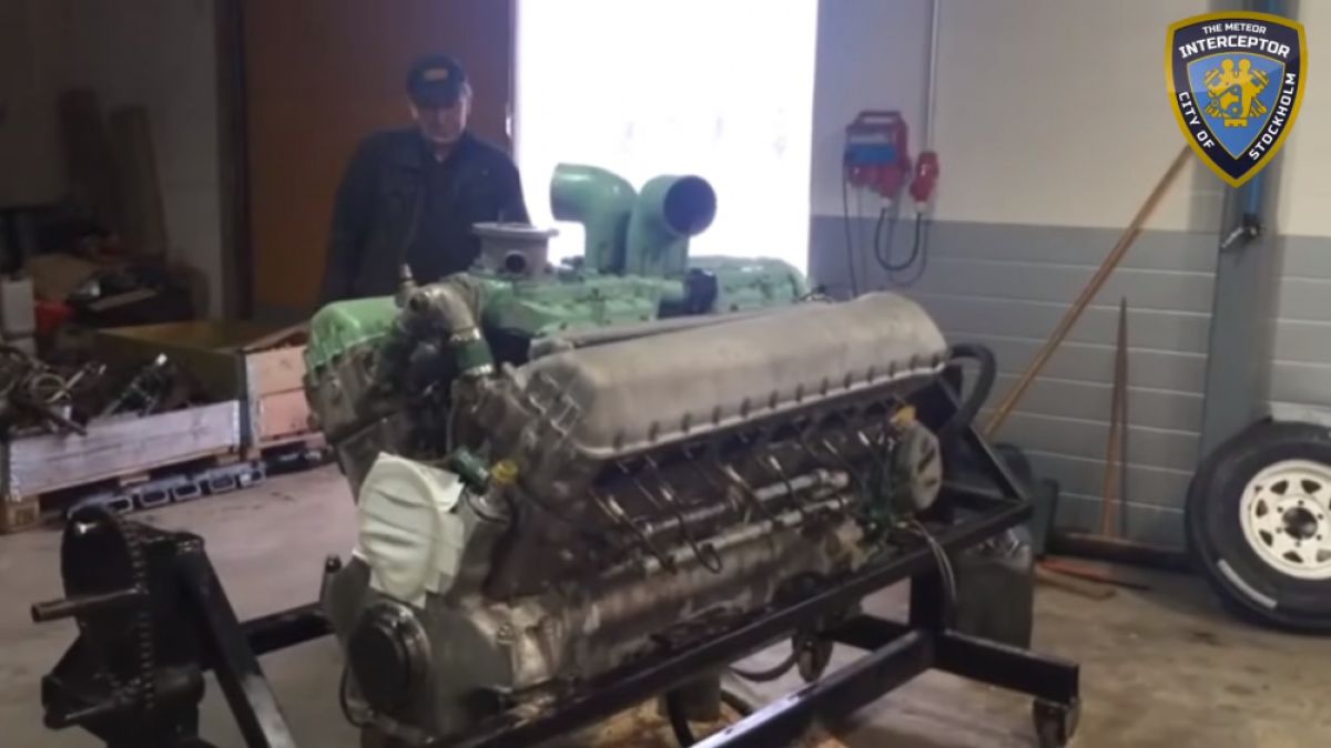 Ентусиаст постави двигател от танк във Ford Crown Victoria ВИДЕО