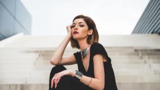 Сексапилната моделка Глория Петкова се вцепени от ужас заради... СНИМКИ