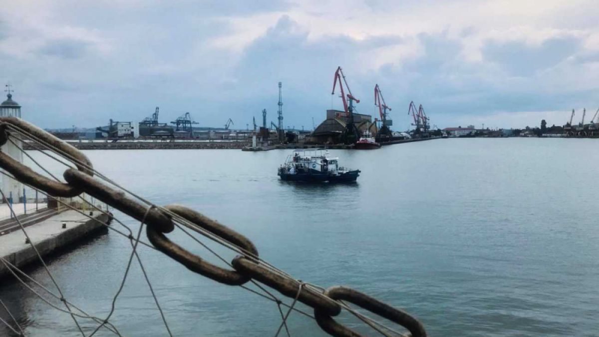 Уникално ВИДЕО: Младоженци акостират с корабче в Бургас, а оркестърът пръска