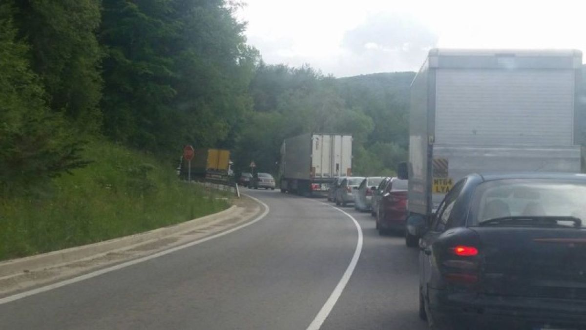 Последни новини за ада на "Петрохан", стотици са в капан СНИМКИ