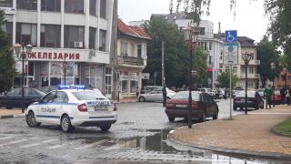 Решават остава ли под домашен арест мъжа, прегазил два пъти жена в Самоков
