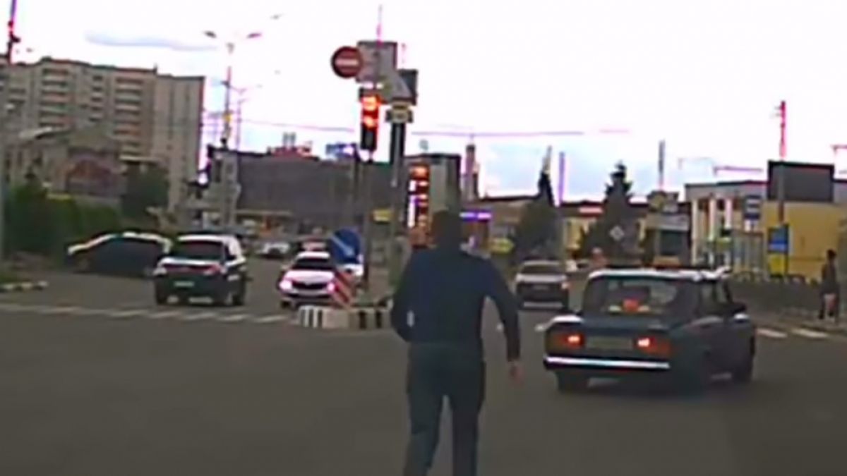 Супермен догони кола с припаднал шофьор в нея ВИДЕО