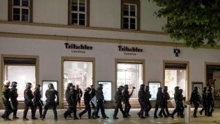 Меркел се ужаси и осъди остро бунта в Щутгарт