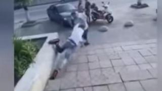 Младеж вдигна скандал на касата в магазин, пребиха го с палка салам ВИДЕО 