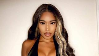 Моделка съблазнява с корсет и секси деколте СНИМКА 18+
