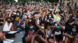 Протестиращи линчуват полицаи в САЩ, над 300 ранени само в Ню Йорк