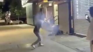 Ухилени чернокожи хулигани взривиха бездомник в Ню Йорк ВИДЕО 18+