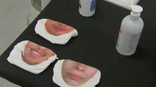 Белгиец изби рибата с маските, които произвежда ВИДЕО