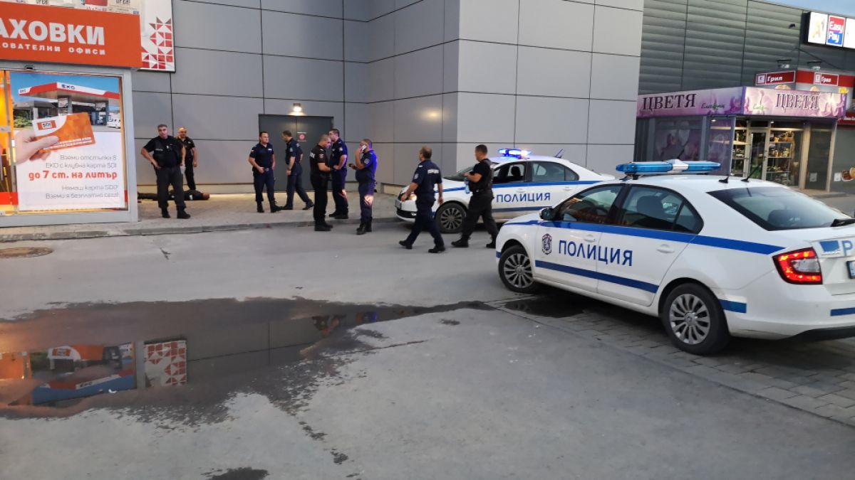 Само в БЛИЦ! Пред хипермаркет във Варна почерня от полиция, очевидци в шок ВИДЕО