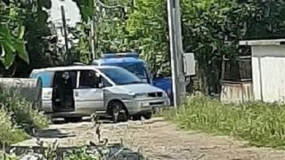 Дива гонка между полицаи и цигани в Три кладенци