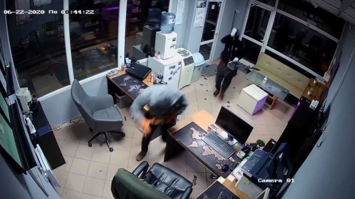 ВИДЕО на крадци, вършеещи из столичен автоцентър за 34 секунди, взриви мрежата