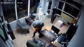 ВИДЕО на крадци, вършеещи из столичен автоцентър за 34 секунди, взриви мрежата