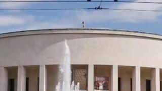 Гола жена стоя цял ден на покрив в центъра на Загреб ВИДЕО 18+
