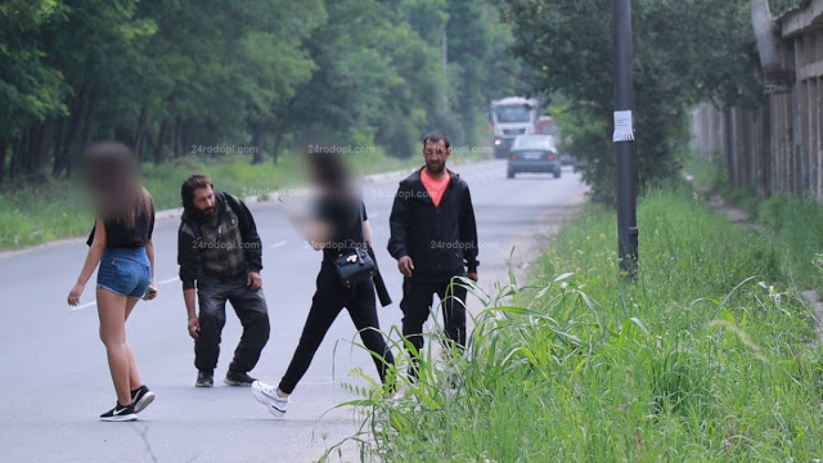 Мургави и рунтави свалячи задяват ученички по улиците на Кърджали ВИДЕО