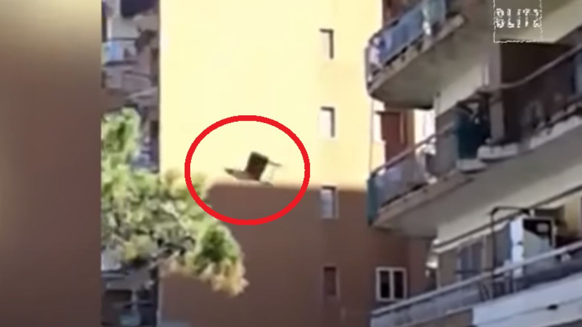 Наши цигани хвърлят столове от терасите по италианци, те разбиват колите им ВИДЕО