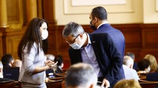 Депутати пак се счепкаха заради маските в парламента 