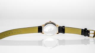 Моден дамски часовник, който засенчва всички дизайнерски такива