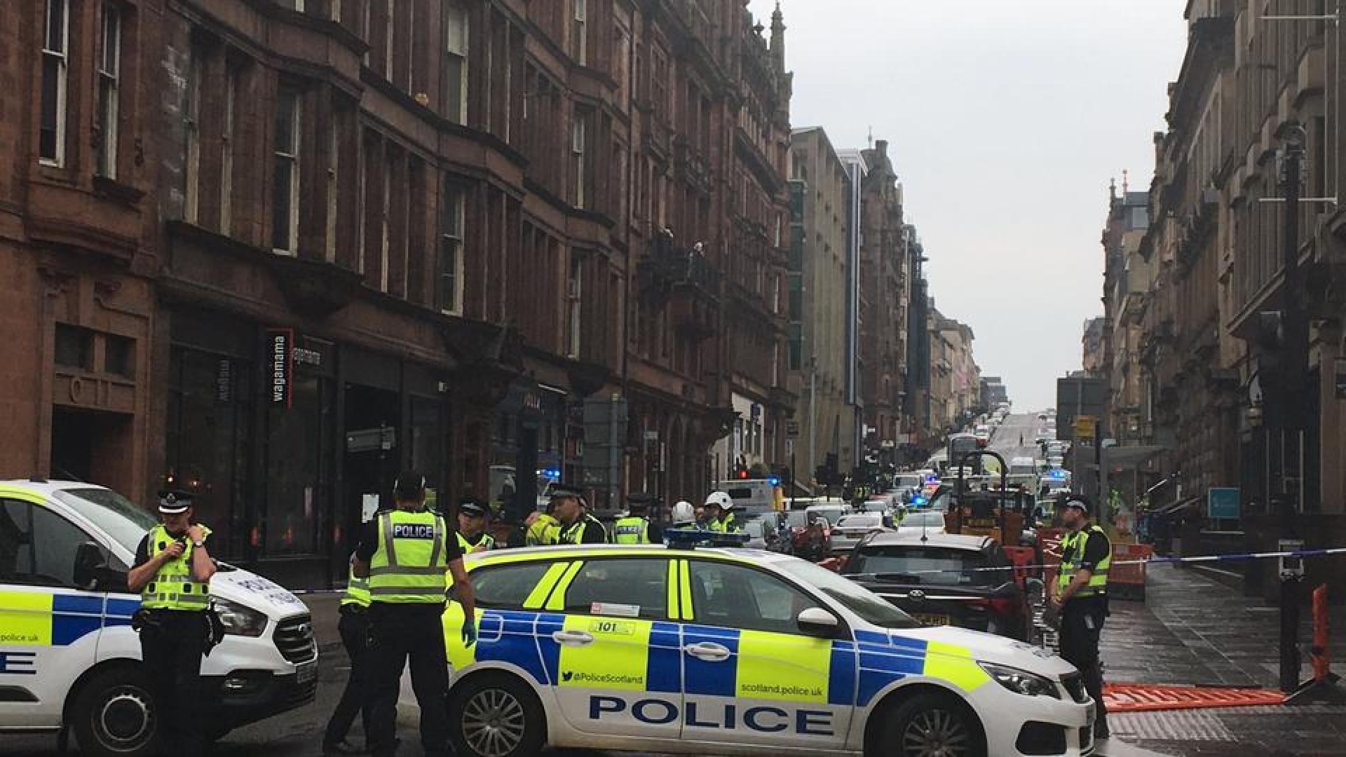 Кърваво клане посред бял ден в центъра на Глазгоу ВИДЕО 
