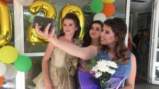 Цял Бургас впери поглед в тези три очарователни абитуриентки СНИМКИ