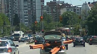 Само в БЛИЦ! Какво прави този голф по улиците на София СНИМКИ