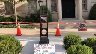 Протестиращи поставиха нещо зловещо пред къщата на най-богатия човек в света ВИДЕО