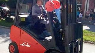 Абитуриент от Полски Тръмбеш отиде на изпращането си с... СНИМКИ 