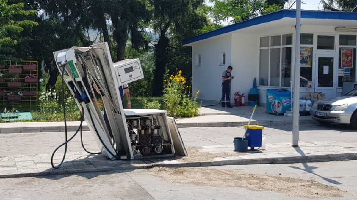 Заблеяна шофьорка направи голяма беля на бензиностанция край Симитли СНИМКИ
