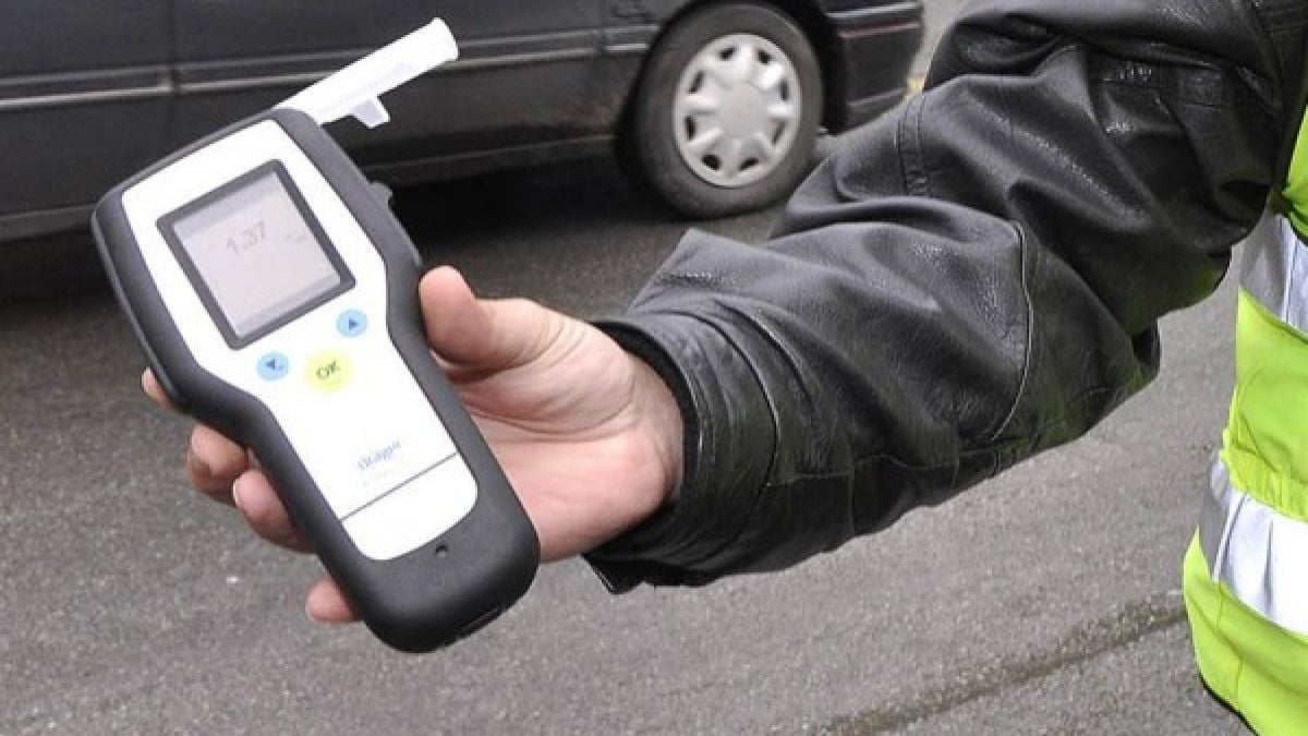 Абсолютен скандал: Пияни лъжат дрегера само срещу 6 лева и отървават затвора