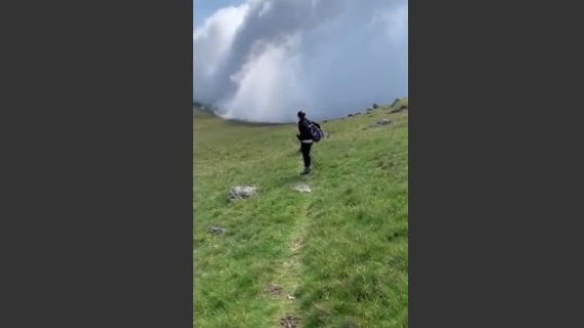 Вижте как огромен зловещ облак се приближава към хора ВИДЕО