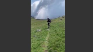 Вижте как огромен зловещ облак се приближава към хора ВИДЕО