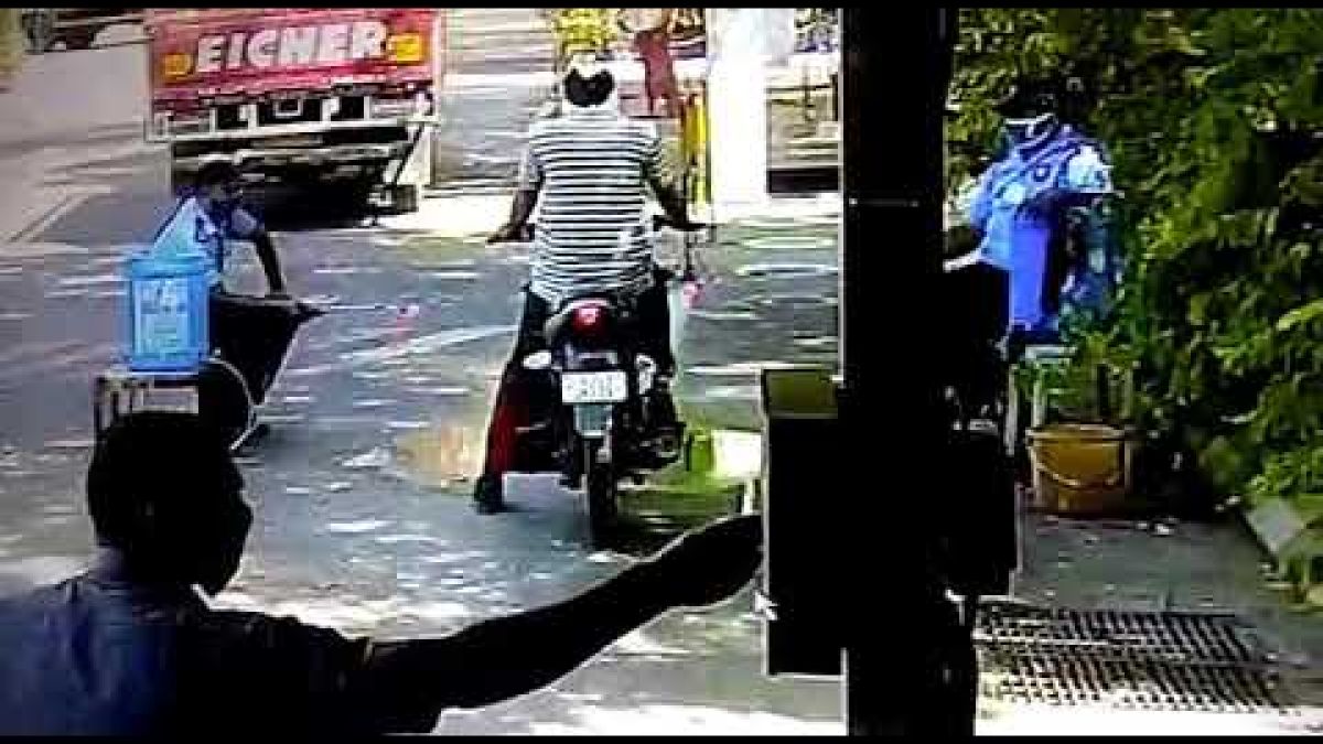 Вижте как мотоциклет се запали зрелищно при обработка срещу COVID-19 ВИДЕО