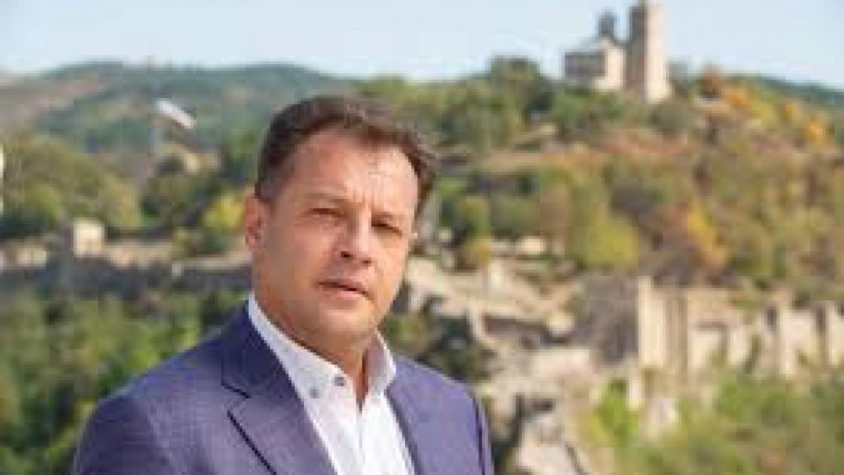 Последни новини за абитуриента, пръснал коронавирус из Велико Търново 