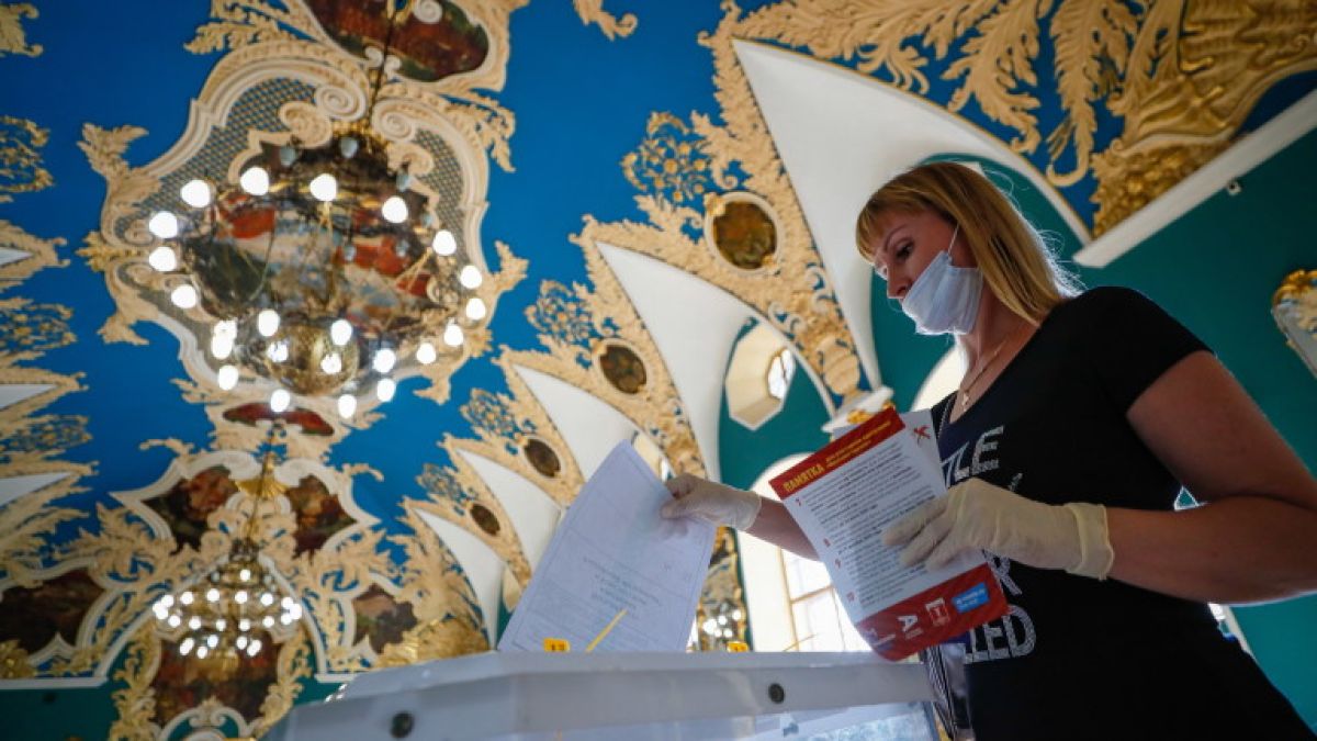 Промените в конституцията на Русия приети със съкрушително мнозинство