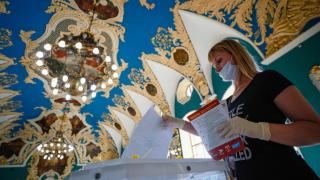 Промените в конституцията на Русия приети със съкрушително мнозинство