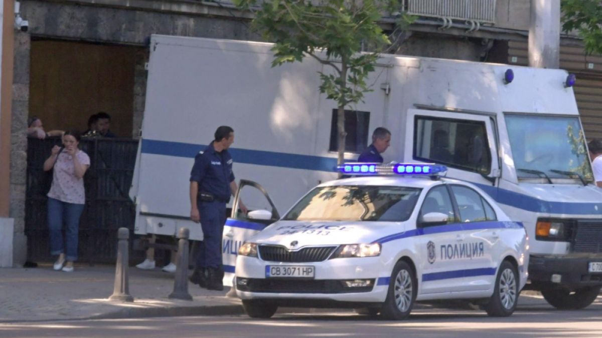 Пред офис на Васил Божков пак почерня от полиция СНИМКИ 