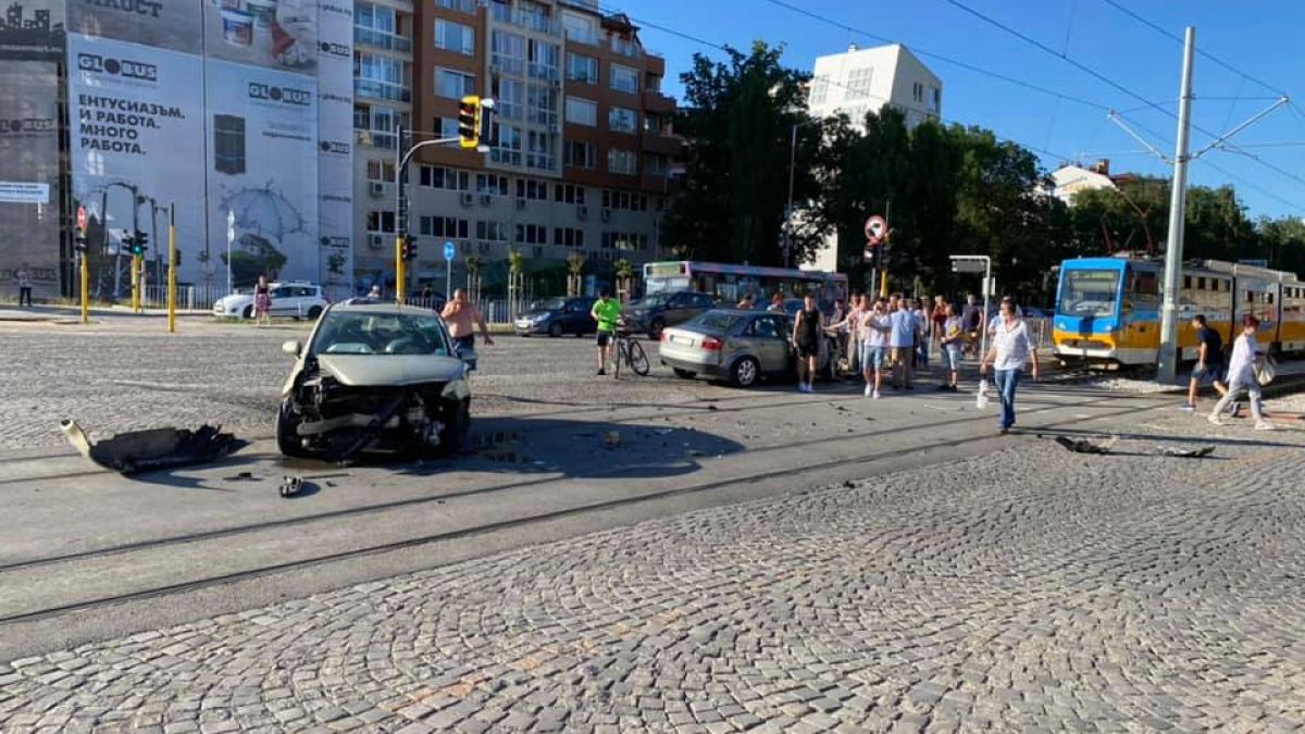 Първо в БЛИЦ! Адско меле в София – трамваите са спрени, трафикът е блокиран! СНИМКИ