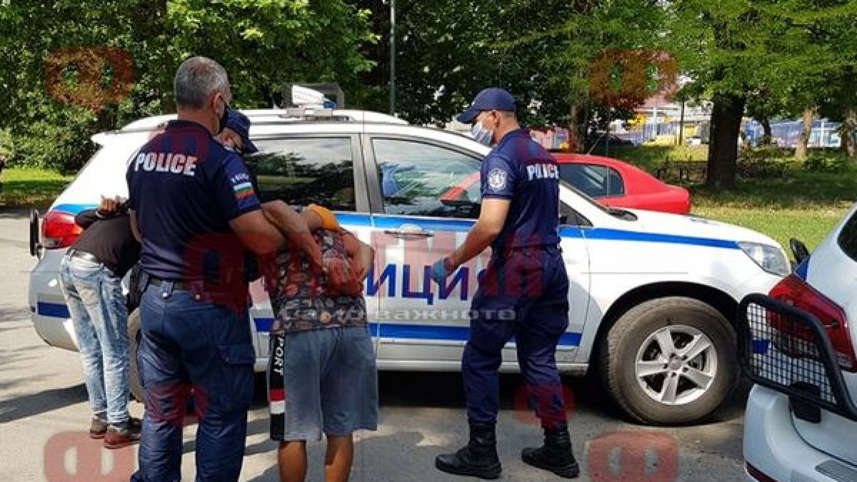 Ври и кипи след арестите в циганската махала в Бургас, близки на закопчаните обсаждат полицията ВИДЕО